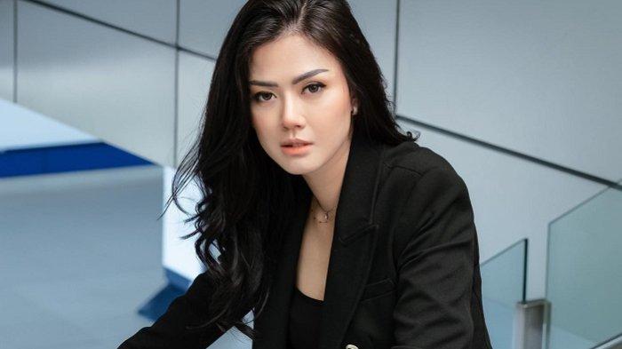 Gaya Liburan Nita Gunawan di Mari Beach Club Bali, Tampil Memesona dalam Balutan Dress Gelap
