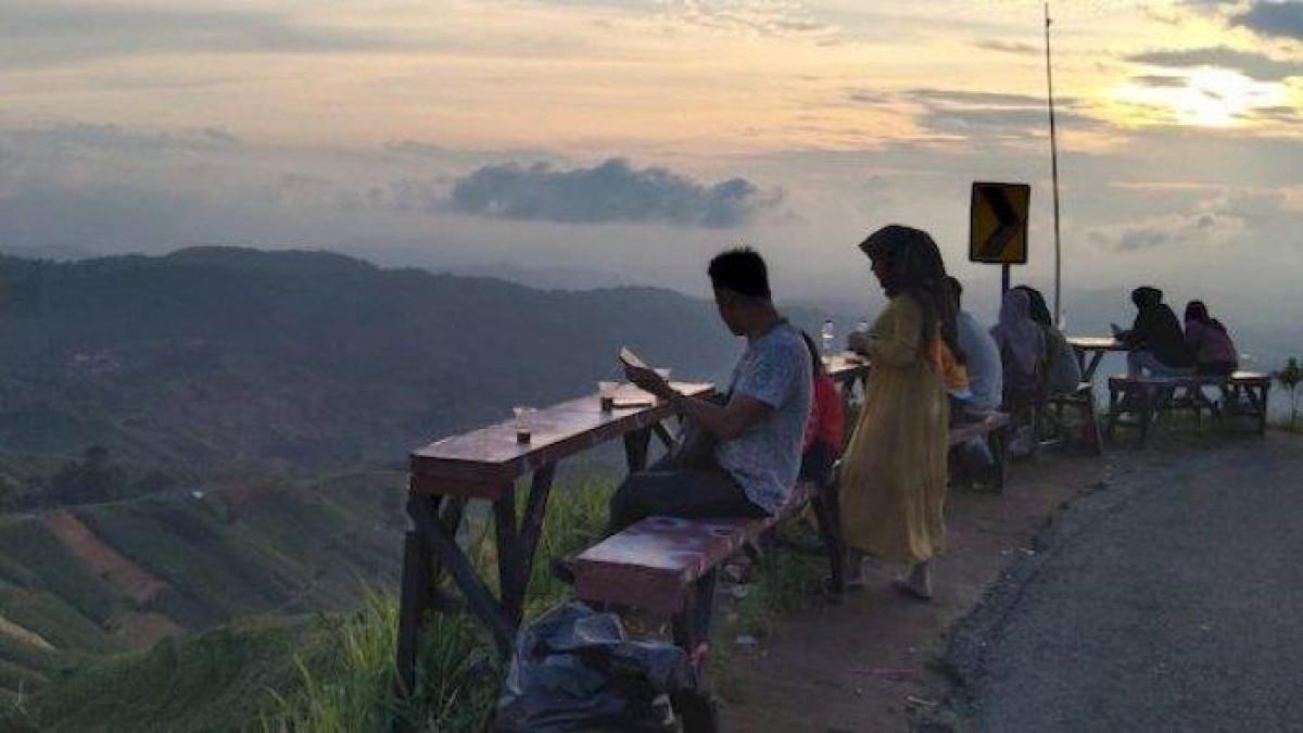 Pengunjung sedang menikmati suasana sore dan matahari tenggelam di objek wisata Terasering Panyaweuyan Majalengka, Jawa Barat