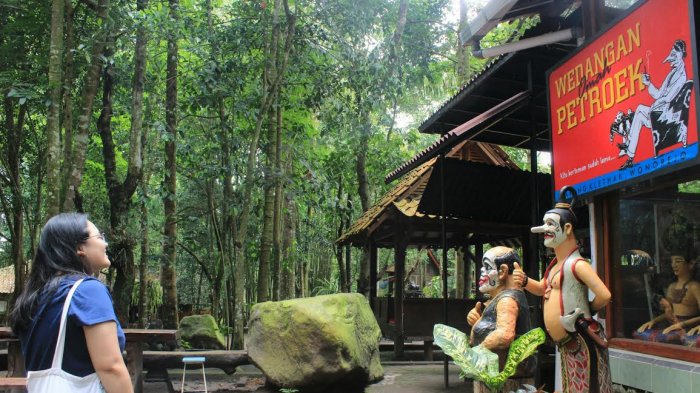 Omah Petroek, satu tempat wisata hits di Pakem Sleman Jogja buat liburan keluarga.