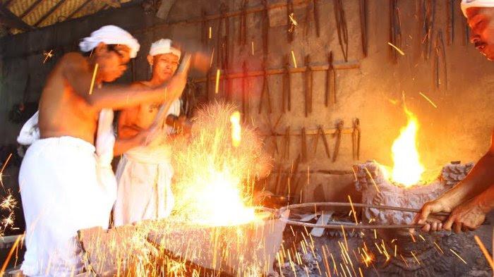 Padepokan Keris Brojobuwono – Di Sini Pasir Dilebur Jadi Senjata Pusaka, Pesanan Raja Ada Emasnya