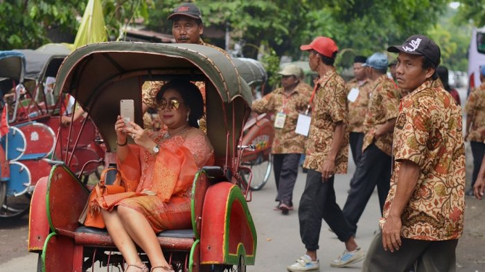 Rejeki Nomplok! Angkut Tamu Undangan, Begini Potret Para Pengayuh Becak di Pernikahan Kahiyang-Bobby