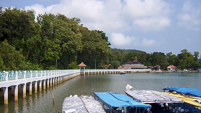 Pantai Ayah - Nggak Cuma Main Air, Inilah Hal Keren yang Bisa Dijelajahi Bareng Pahlawan Keluargamu