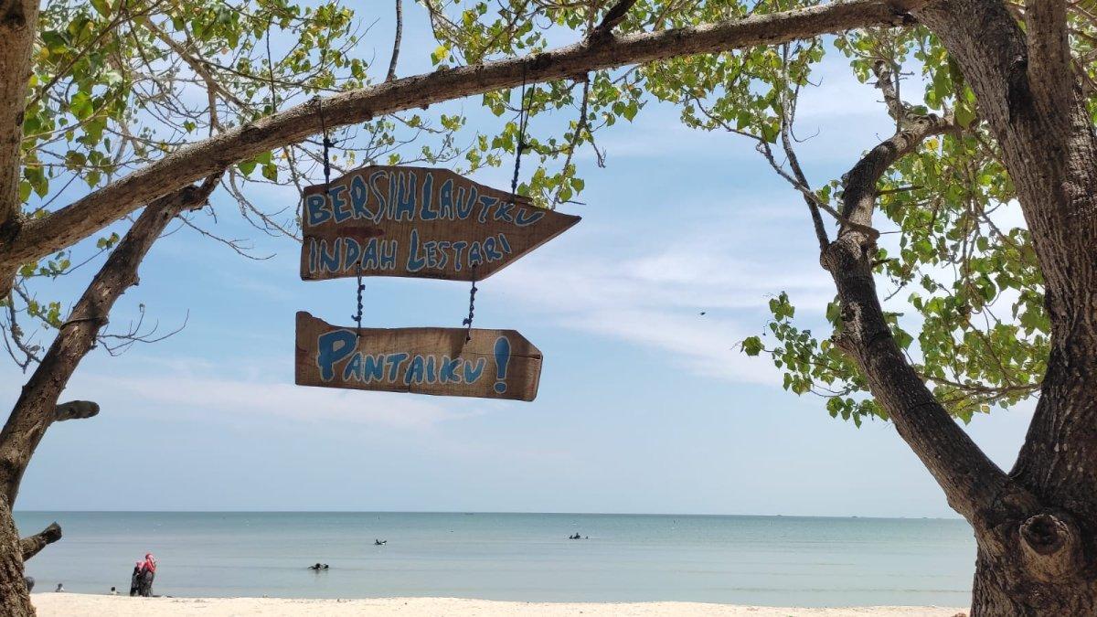 Pesona keindahan Pantai Dalegan atau Wisata Pasir Putih tempat wisata di Gresik untuk liburan keluarga.