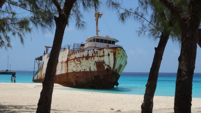 Tak Cuma Pasir dan Birunya Laut, 7 Pantai Ini Beri 'Bonus' Pemandangan dan Misteri Kapal Karam Tua