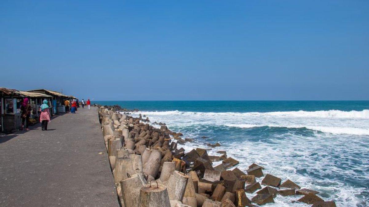 Jejeran tetrapod pemecah ombak yang berada di Pantai Glagah, Jogja.