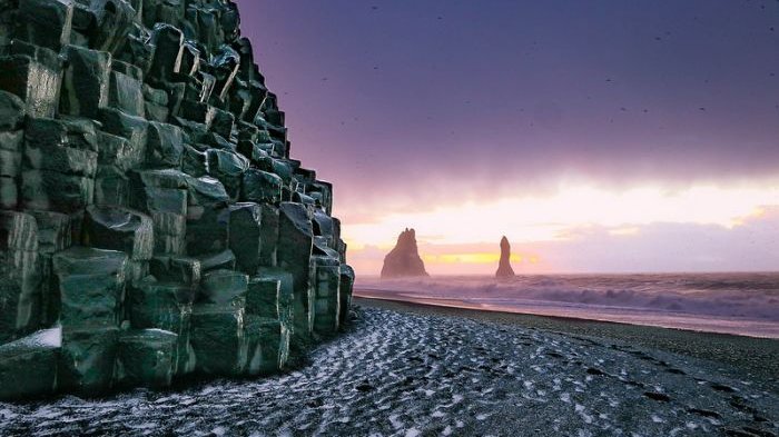 Berwarna Hitam Bak Arang, Ternyata Begini Asal Muasal Pasir di Pantai Reynisfjara