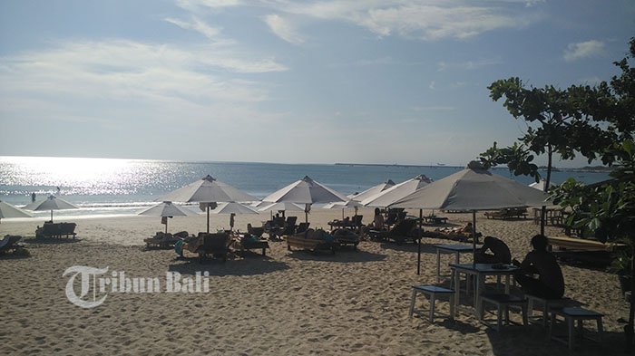 Pantai Jimbaran di Bali.