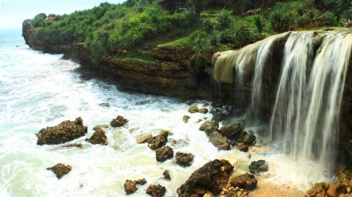Pantai Jogan - Surga Pesisir Selatan Yogyakarta, Perpaduan Eksotis Air Terjun dan Laut Lepas