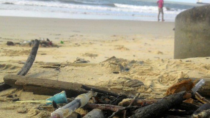 Ya Ampun, Pantai di Balikpapan Ini Dipenuhi Jarum Suntik hingga Botol Obat