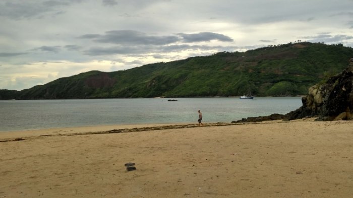 Turis menikmati keindahan Pantai Kuta Mandalika, Lombok Tengah, Nusa Tenggara Barat.