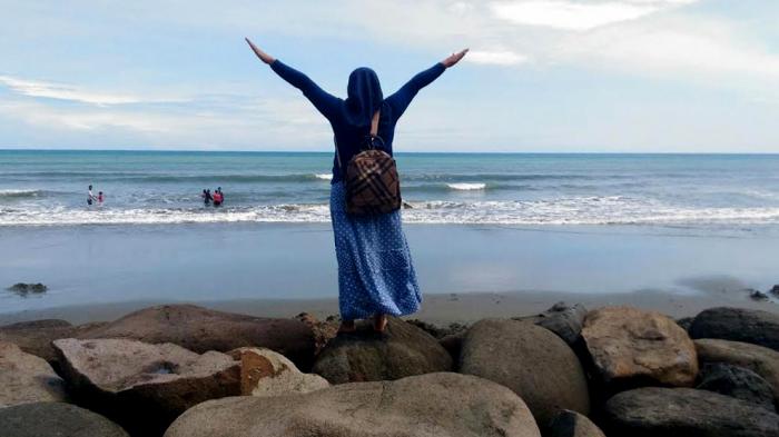 Pantai Mantak Tari Aceh - Dua Bocah Keluar Dari Dalam Bekas Benteng, Ombaknya Lembut Menyapu Kaki