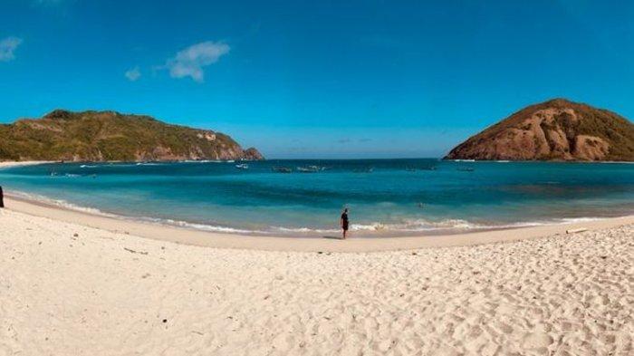 Pantai Mawun di Desa Tumpak, Kecamatan Pujut, Nusa Tenggara Barat