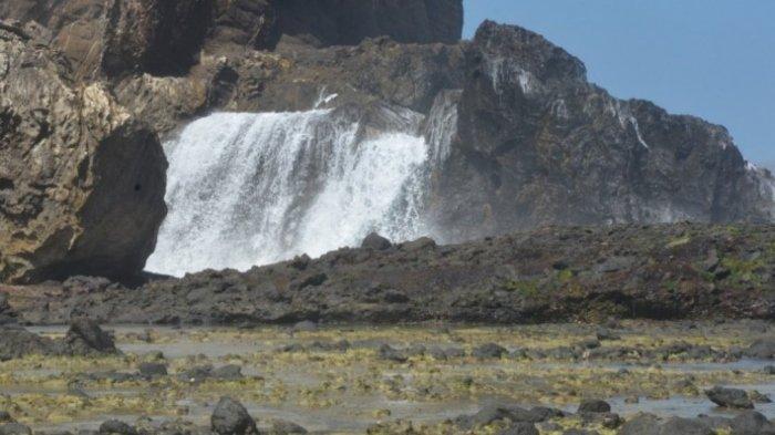 Uniknya Air Terjun Asin di Pantai Nambung, Destinasi Anti Mainstream di Lombok Barat