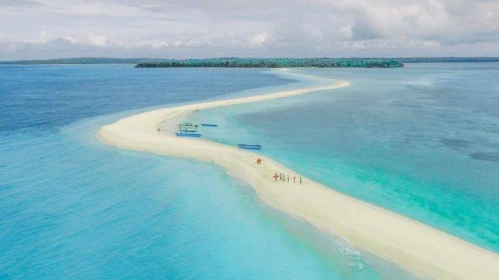 Merasakan Sensasi Berjalan Membelah Lautan di Pantai Ngurtafur, Maluku Tenggara
