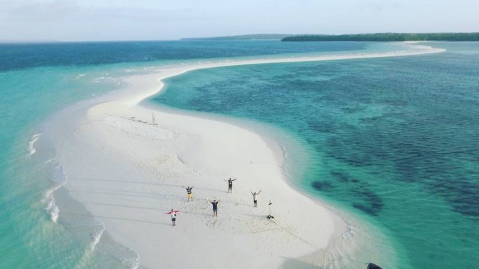 Ngurtafur - Pasir Terbelah di Tengah Lautan, Pantai di Maluku Ini Tak Kalah Indah dari Maldive