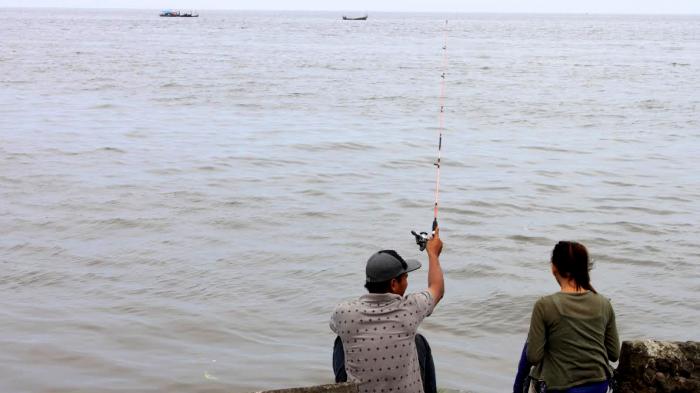 Ocean Pasific Belawan - Suami Asyik Mancing, Istri dan Anak Main Ayunan, Ikan Dibakar di Tepi Pantai