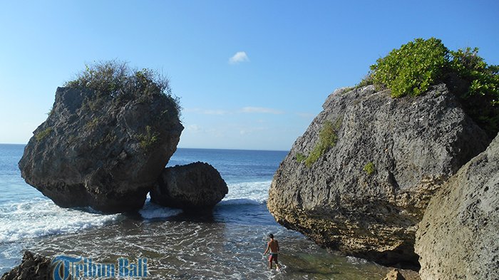 Pantai Padang-Padang di Desa Pecatu, Uluwatu, Badung, Bali.
