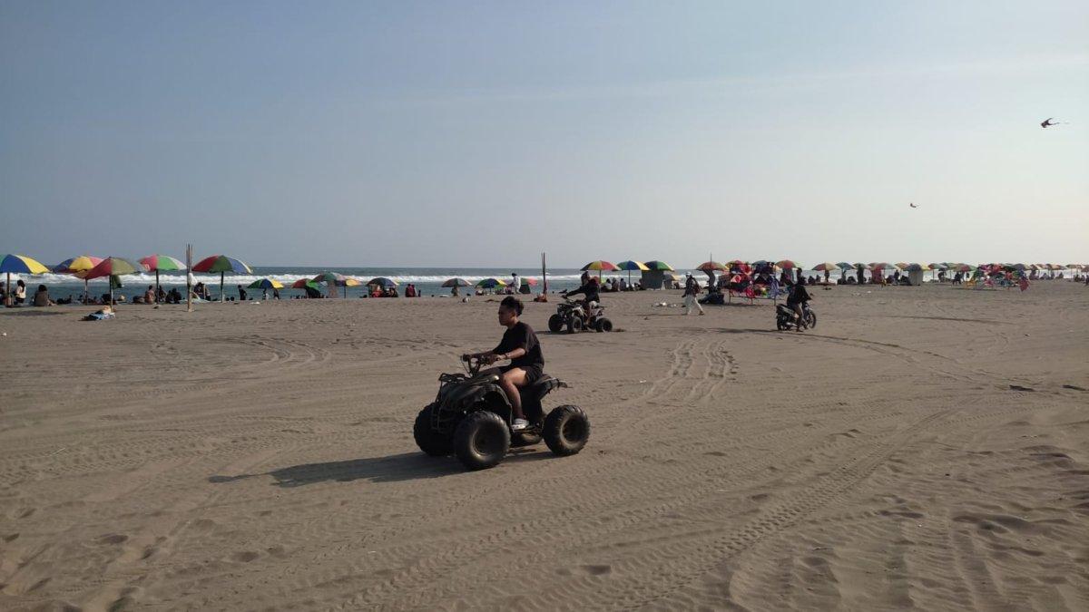 Pantai Parangtritis di Jogja buat liburan seru bareng keluarga.