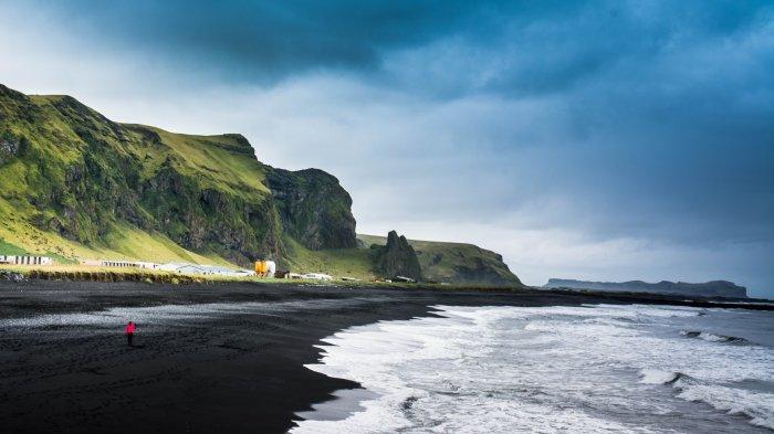 7 Pantai Pasir Hitam Terbaik di Dunia, dari Tenerife hingga Hawaii