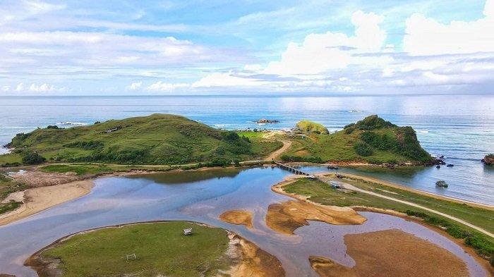 TRAVEL UPDATE: Menelusuri Legenda Putri Mandalika di Pantai Seger Lombok yang Memesona