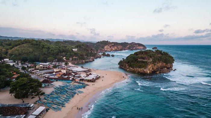 Pantai Wediombo: Liburan Santai di Gunungkidul