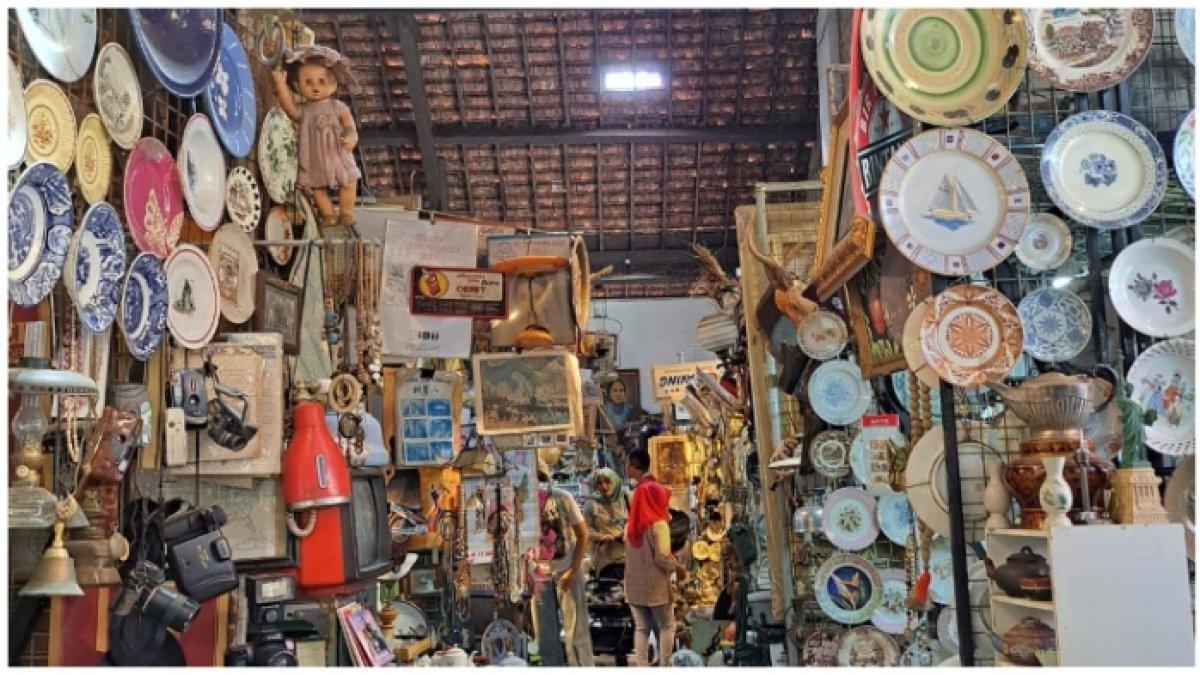 Pasar Klitikan Kota Lama Semarang memiliki keistimewaan yang membuat para wisatawan betah berlama-lama.