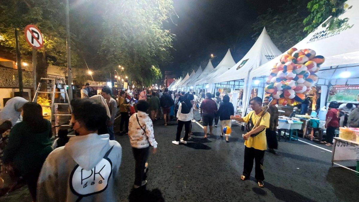 Pasar Malam Ngarsopuro, satu tempat wisata kids friendly di Solo yang wajib dikunjungi saat liburan akhir tahun.