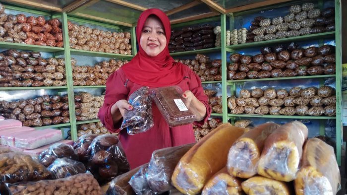 Rabiah, penjual kue tradisional di Pasar Sentral Sinjai, Sulawesi Selatan.