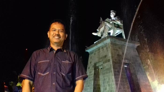 Ini Sosok di Balik Patung Bung Karno Membaca di Plaza Manahan Solo