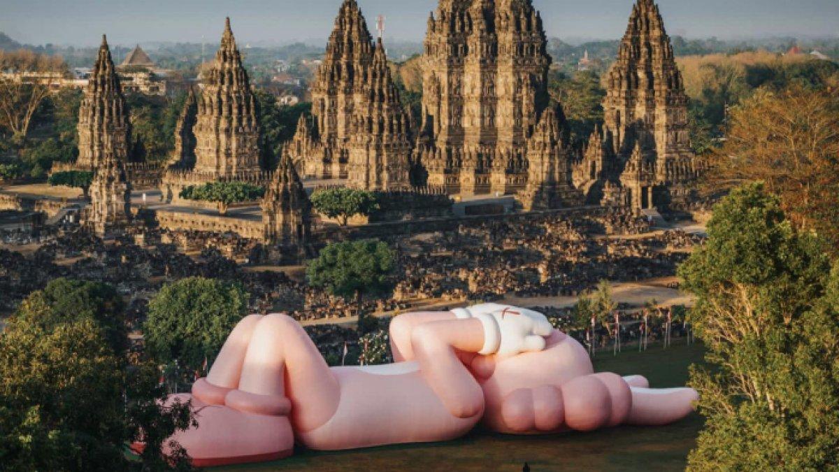 7 Fakta Menarik KAWS Holiday, Patung Pink Rakasasa yang Rebahan di Candi Prambanan