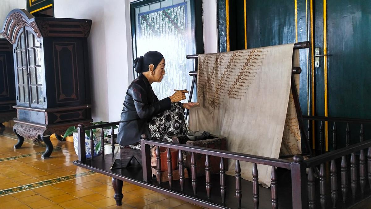 Ini adalah patung seorang pembatik di depan Museum Batik, Keraton Ngayogyakarta Hadiningrat. Pembatik ini menunjukkan bagaimana cara membuat kain batik tradisional Jawa.