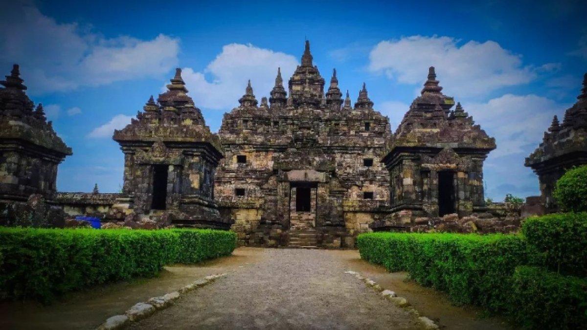 Pemandangan Candi Plaosan Prambanan, Klaten, Jawa Tengah yang merupakan tempat wisata populer dan jadi saksi cinta beda agama.