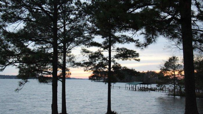 Kisah Menyedihkan di Balik Keindahan Danau Murray di Carolina Selatan