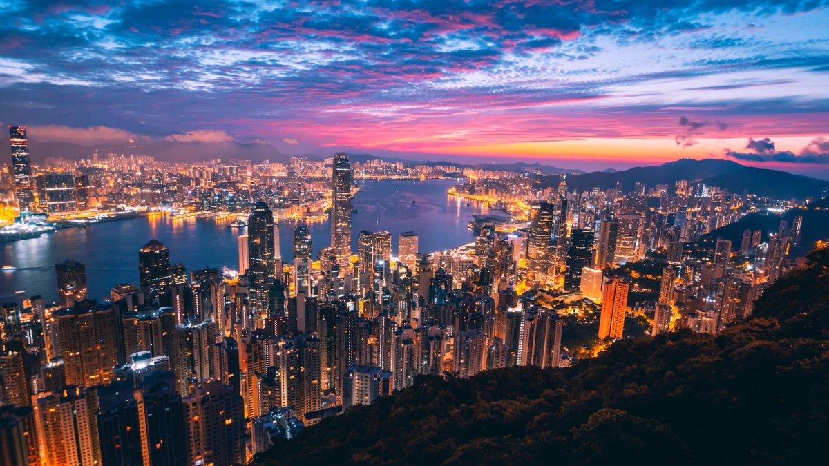 Pemandangan sore Kota Hong Kong dari Victoria Peak.