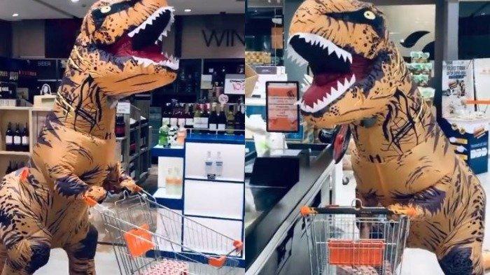 Hindari Penyebaran COVID-19, Pembeli Ini Pakai Kostum T-Rex saat Belanja