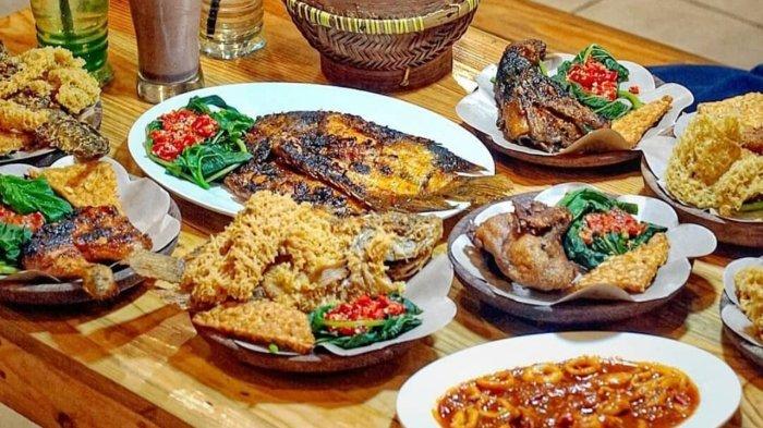 Mencicipi Lezatnya Ayam Kremes Cak Iwan di Denpasar untuk Makan Malam, Bumbu Kuningnya Bikin Nagih