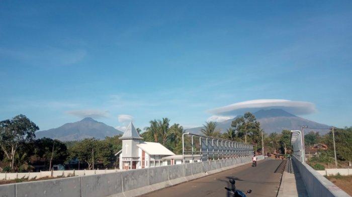Viral di Medsos, Ada Fenomena Topi Awan di Gunung Merbabu