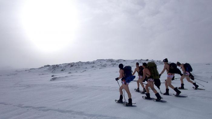Gila! Cuma Pakai Kolor, 5 Pria Ini Taklukkan Gunung Tertinggi di Australia
