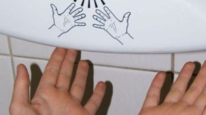 Sering Dilakukan, Menggunakan Alat Pengering Tangan di Toilet Ternyata Berbahaya