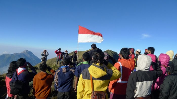 Nggak Cuma Cantik! Gunung Ini Juga Jadi Spot Favorit Para Pendaki untuk Upcara Bendera HUT RI Loh