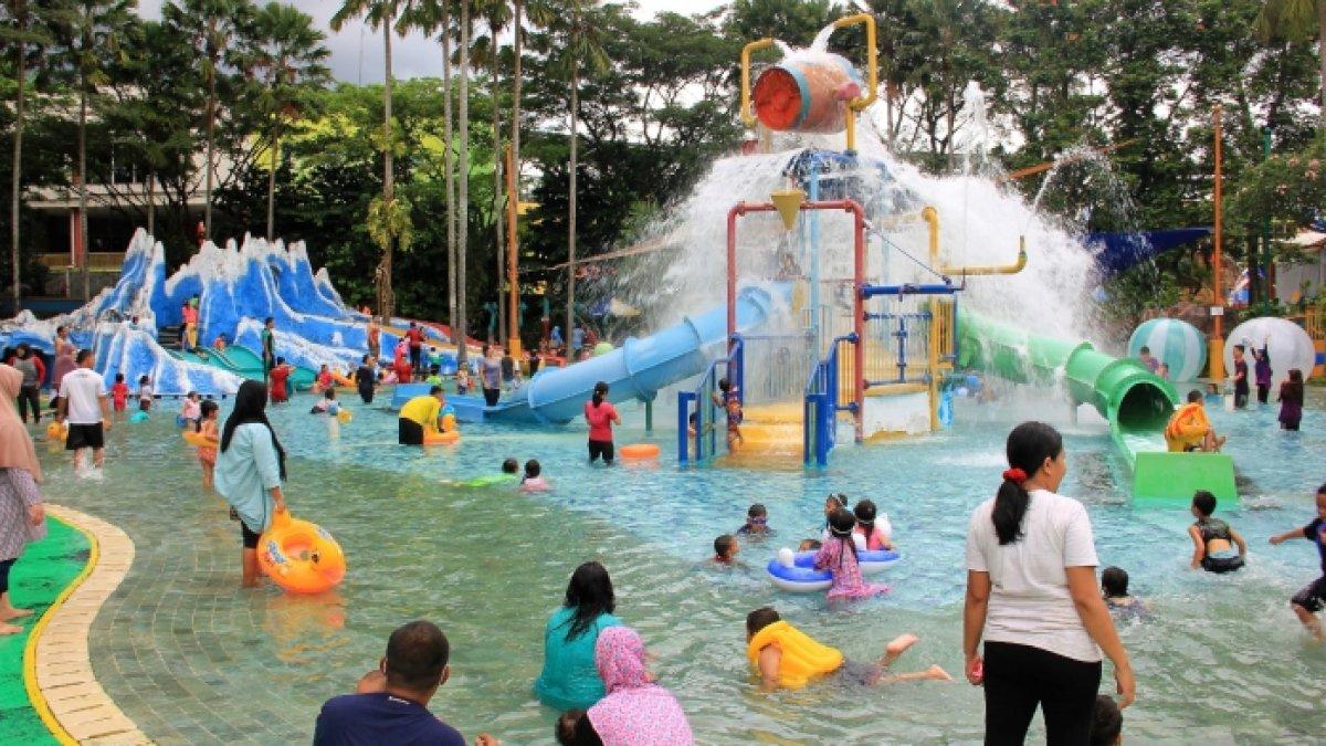 Pengunjung liburan akhir pekan di The Jungle Waterpark, tempat wisata di Bogor, Jawa Barat yang lokasinya dekat hotel dan tempat sewa motor.
