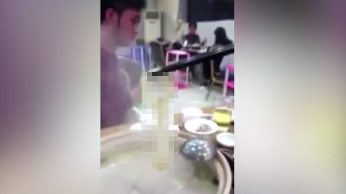 Menjijikan! Wanita Ini Temukan Alat Kontrasepsi Pria di Dalam Makanannya Saat Dinner di Restoran