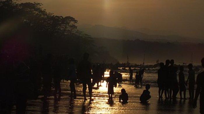Pengunjung yang menikmati keindahan sunset di Pantai Santolo