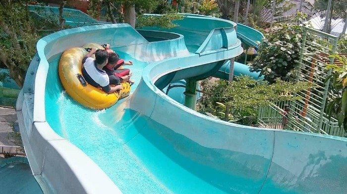 Pengunjung yang tengah nyobain wisata air di The Jungle Waterpark