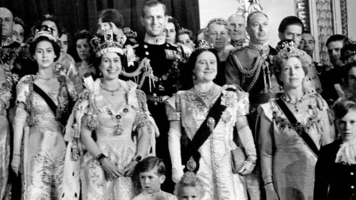 15 Fakta Menarik Penobatan Ratu Elizabeth II, Ditonton Puluhan Juta Mata hingga Makna Gaun Gemerlap