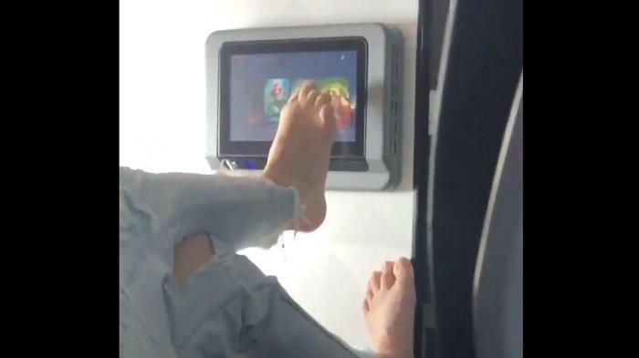 Viral di Medsos, Penumpang Gunakan Kakinya untuk Menggeser Monitor Layar Sentuh di Pesawat