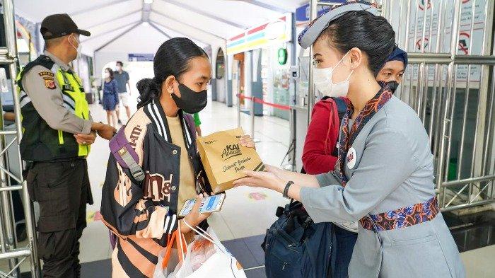 PT KAI Sediakan 34.400 Paket Takjil Gratis untuk Penumpang Kereta Api Jarak Jauh