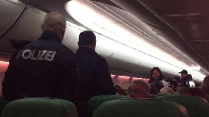 Gara-gara Satu Penumpang yang Terus Kentut, Pesawat Transavia Terpaksa Lakukan Perdaratan Darurat
