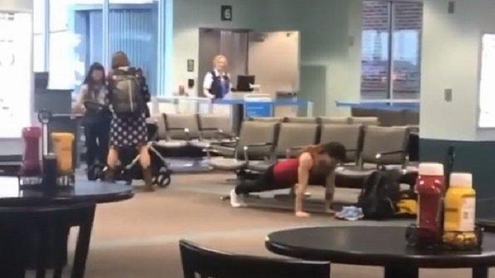 Viral di Medsos, Penumpang Wanita Ini Lakukan Gerakan Push-up di Bandara