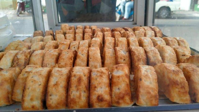 Penyajian Gandos Pak Kiking yang berlokasi di kawasan Timuran, Banjarsari, Surakarta, Jawa Tengah, Senin (29/8/2022). Kue tradisional ini terbuat dari bahan utama tepung beras yang dicampur dengan parutan kelapa.